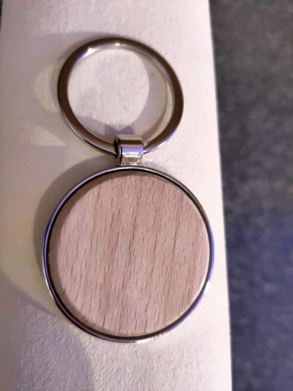 creopop.co.uk beechwood circle shaped keychain image